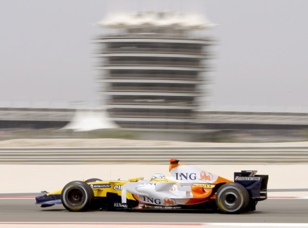 Alonso rueda con su monoplaza durante los entrenamientos.