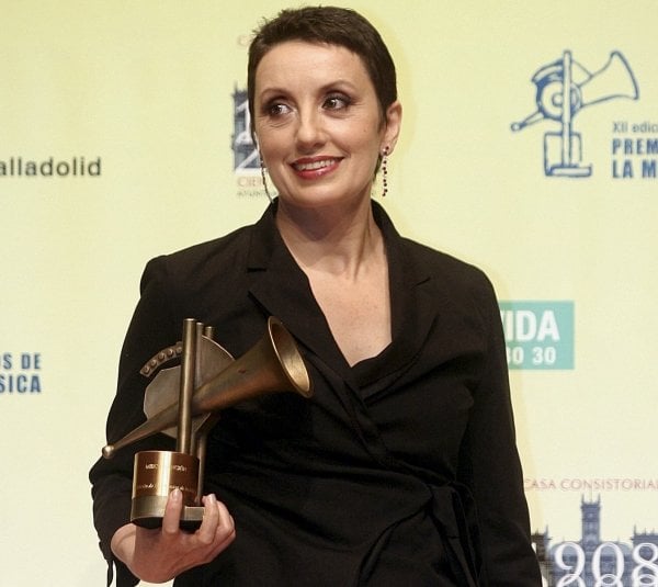 Luz Casal con su premio.