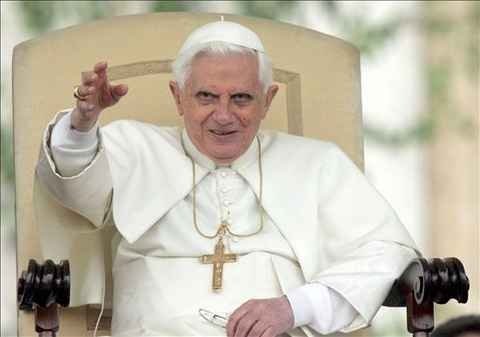 El Papa Benedicto XVI saluda a los fieles 