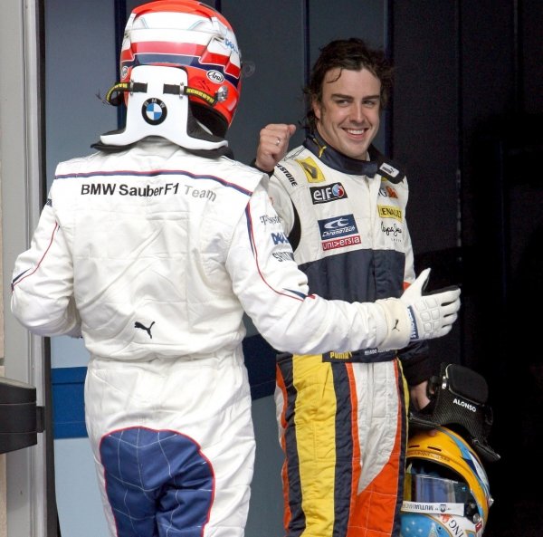 El piloto español Fernando Alonso saluda al polaco Robert Kubica BMW Sauber