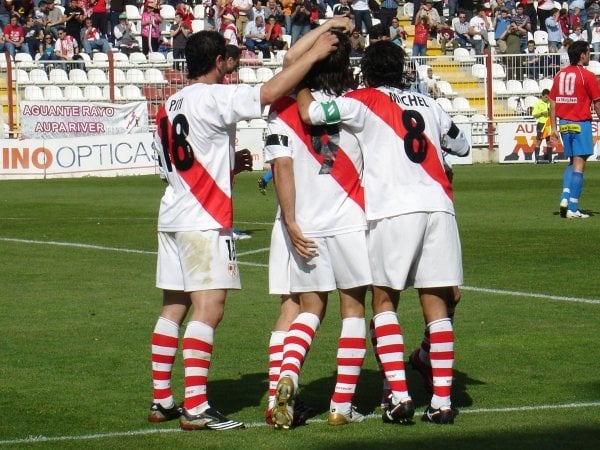 Los jugadores del Rayo Vallecano celebran el primer gol conseguido contra el Ourense.