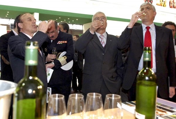 Ovidio Fernández, Santiago Oca y Xosé Carballido prueban uno de los vinos de la muestra.