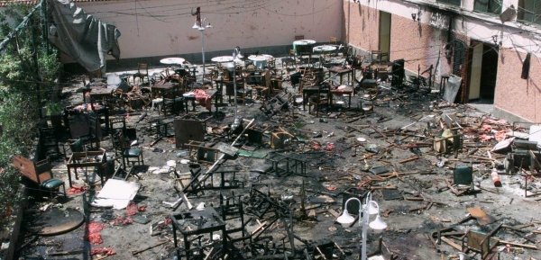 Estado en que quedó la terraza del restaurante la Casa de España tras el atentado.