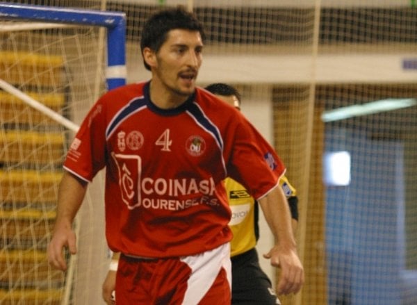 Óscar Vivián, delante de Guede en el partido ante el Hospitalet.