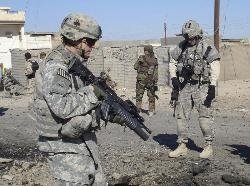 Varios soldados inspeccionan un barrio de Bagdad.