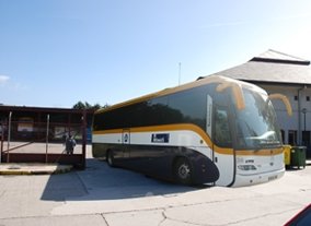 Un autobus de Mombus saliendo de la estación de autobuses de O Barco