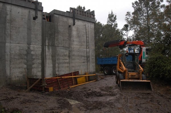 Obras de instalación del depósito, en la localidad de San Amaro. (Foto: Martiño Pinal)