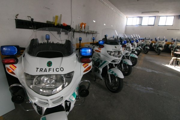 Motos del Destacamento de Tráfico de Verín, en el interior de las instalaciones del cuartel. (Foto: Marcos Atrio)