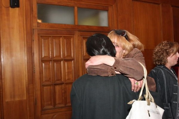 El acusado se abraza emocionado a una familiar después de conocer el veredicto del jurado. (Foto: Miguel Angel)