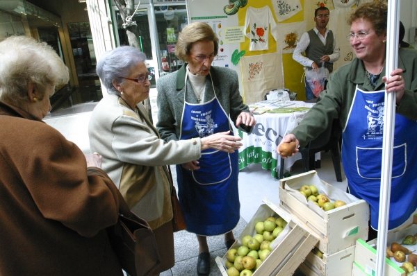 La Asociación contra el cáncer repartió fruta entre los asistentes. (Foto: Daniel Atanes)