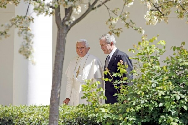 Benedicto XVI pasea junto a George W. Bush.