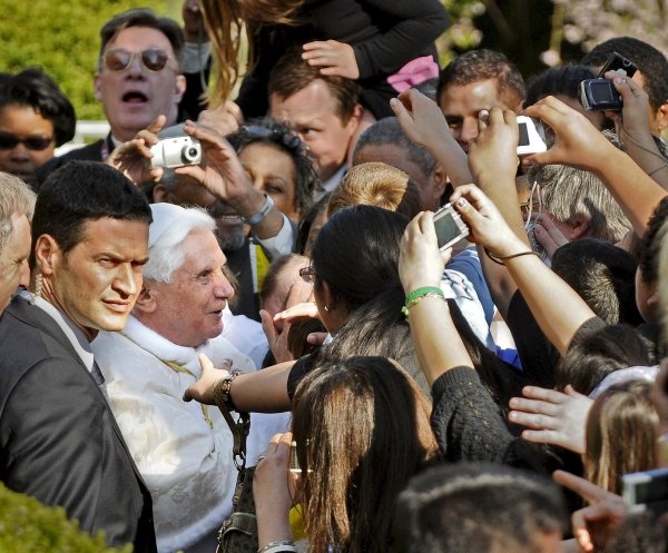 El Papa Benedicto XVI asediado por los fieles.