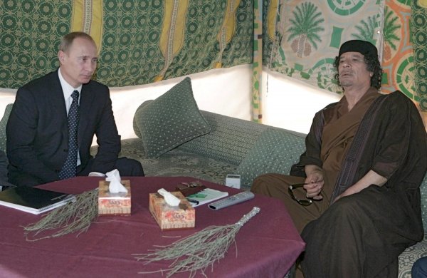 Putin y Gadafi departen en una jaima.