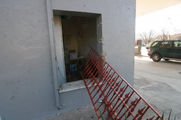 Los ladrones utilizaron una verja para acceder al interior de la gasolinera de la N-525 de Allariz. (Foto: Xesús Fariñas)
