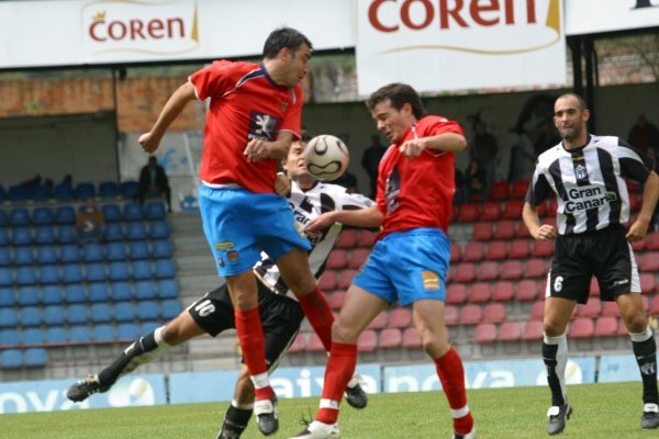  Borja Yebra y Lozano saltan en busca de un balón durante el partido disputado contra el Vecindario en O Couto.