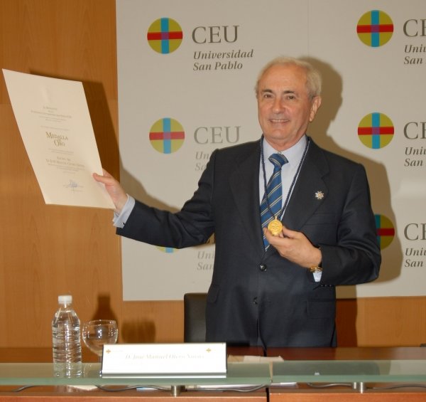José Manuel , con la Medalla de Oro de la Fundación del CEU San Pablo.