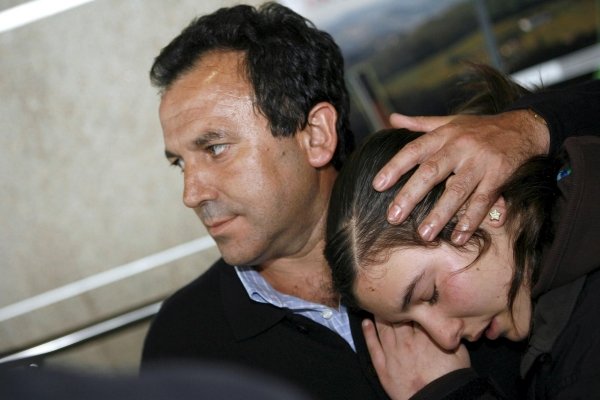 Francisco Fernández, uno de los marineros llegados hoy a Vigo, abraza a su hija.
