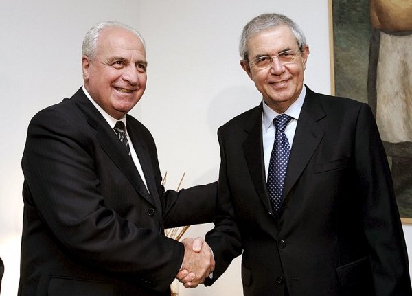 El ministro uruguayo, Víctor Rossi, saluda a Touriño.
