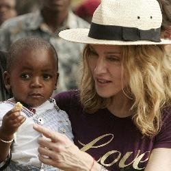 Madonna con su hijo adoptivo.