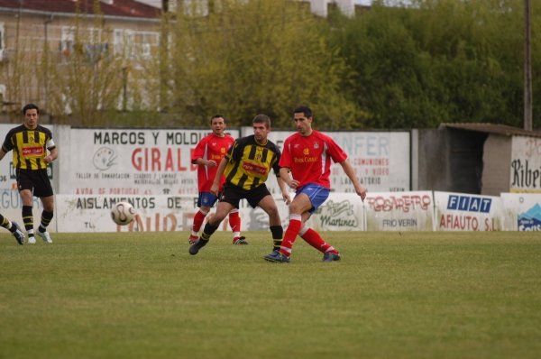 Diego Soto, jugador del Verín, intenta hacerse con un balón que lleva el jugador rival. (Foto: Martiño Pinal)