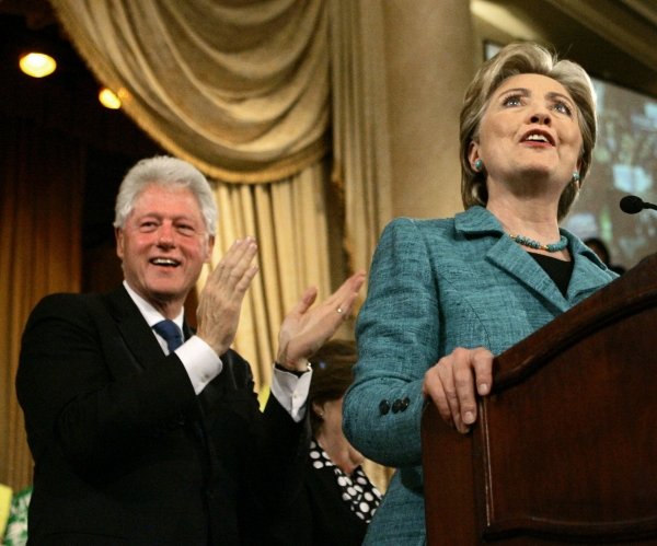 Hillary y Bill Clinton tras conocer los resultados. 