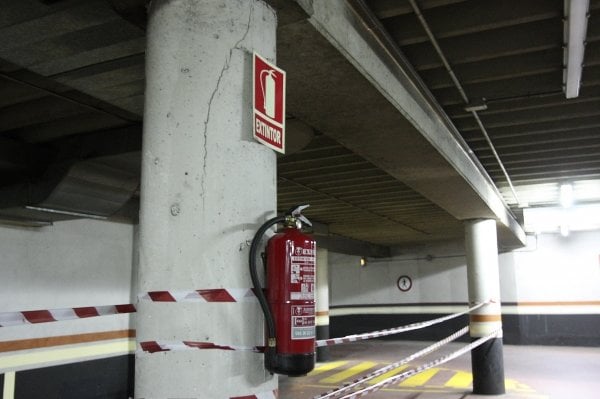 A la izquierda, una columna con una grieta, en la primera planta del aparcamiento. (Foto: Miguel Angel)