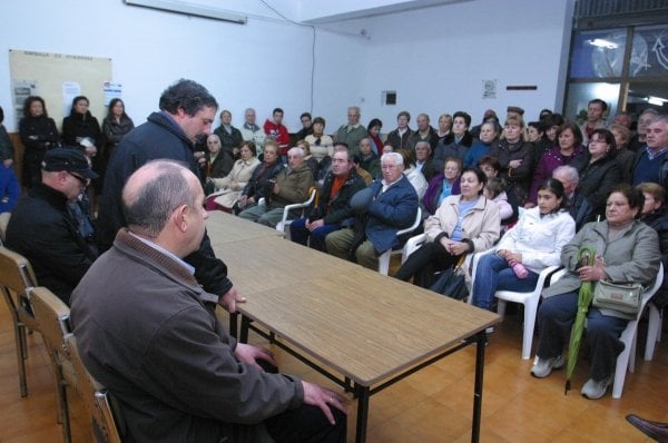 Asistentes a la reunión en la asociación de vecinos de Santa Teresita. (Foto: Daniel Atanes)