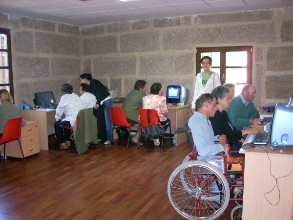 Una actividad de formación de nuevas tecnologías que Portas Abertas imparte en Vilardevós.