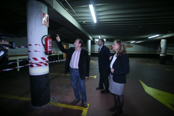 García Mata muestra una de las grietas del parking a Antonio Lleó y María José Quijano. (Foto: Daniel Atanes)