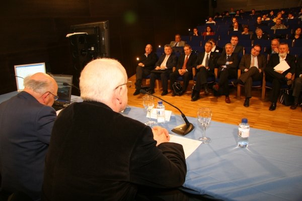 Rubén Lois, en la primera fila (segundo por la derecha), escucha la intervención de Elixio Rivas. (Foto: Xesús Fariñas)
