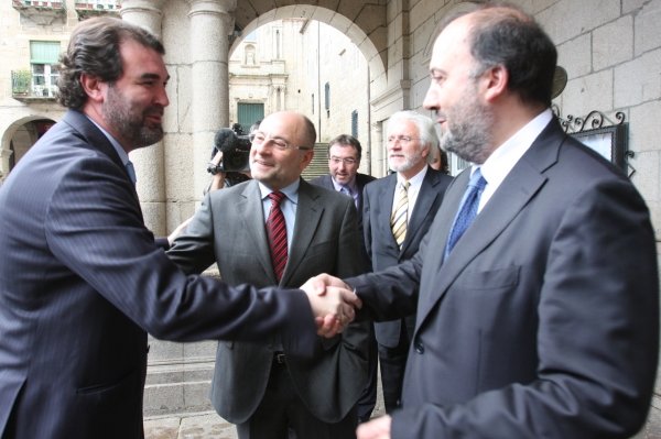 Quintana saluda a Sánchez Vidal a su llegada al Concello. En medio, el alcalde, Francisco Rodríguez.