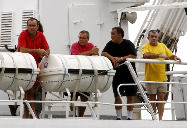 Varios marineros del 'Playa de Bakio' a su llegada al puerto de Victoria.