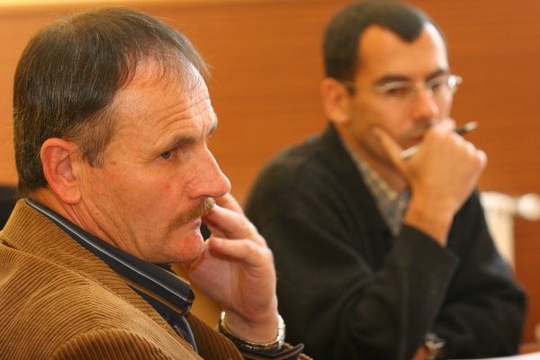 Aquilino Valencia y, a su derecha, Andrade durante el pleno de la renuncia. (Foto: Xesús Fariñas)