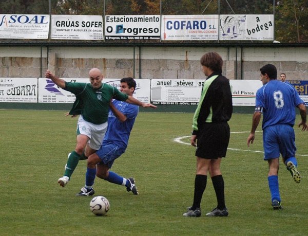 Fidalgo, jugador del Arenteiro, intenta controlar el balón.