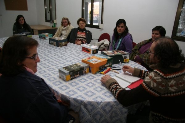 Las mujeres de la parroquia de Grou en un curso sobre autoestima celebrado en el local social. (Foto: Xesús Fariñas)