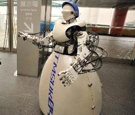 Un robot de la compañía tmsuk Corp. Ltd., TmSuk-04