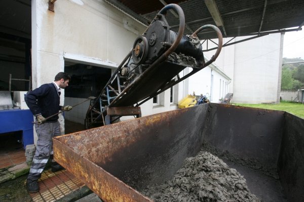 Un operario de la depuradora recoge el gasóleo mezclado con los lodos. (Foto: Daniel Atanes)