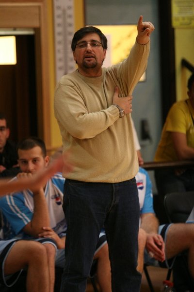 El técnico Lisardo Rodríguez dirigiendo al Barbadás.