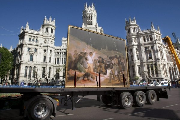 El cuadro de Los fusilamientos del dos de mayo, de Goya, recorre las calles de la capital.