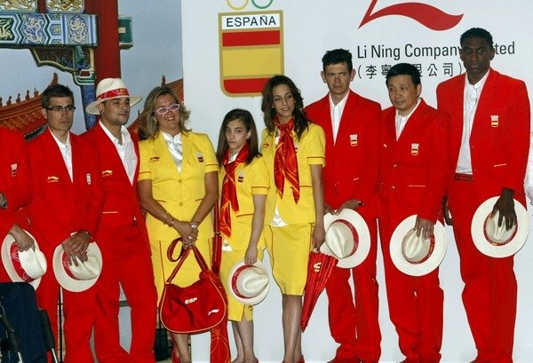 Un grupo de deportistas olímpicos , en la presentación de Madrid de los Uniformes del COE.
