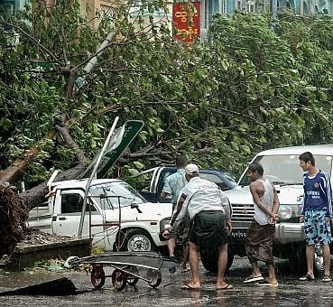 El ciclón Nagris ha causado grandes destrozos en Rangún.-