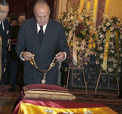 El Rey Juan Carlos I ha impuesto el collar de Real Orden de Carlos III al féretro del ex presidente. 