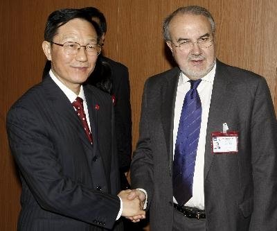 Pedro Solbes (d), saluda al ministro de Finanzas de China, Xie Xuren.