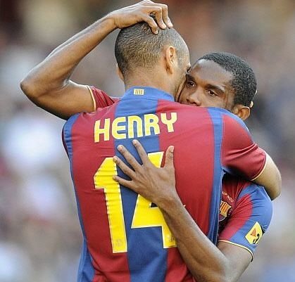 Thierry Henry y Samuel Eto'o celebran la victoria ante el Valencia