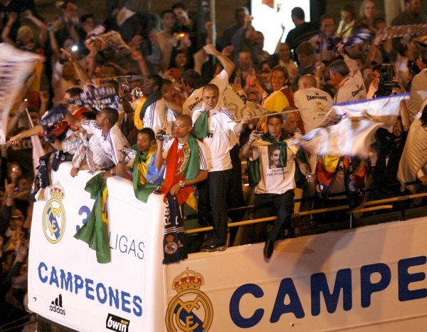 Los jugadores del Real Madrid, en el autobús descubierto en la Plaza de Cibeles