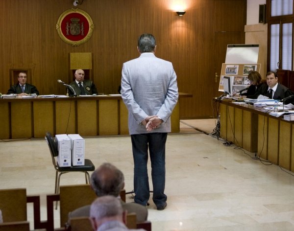 El ex alcalde de Andratx, Eugenio Hidalgo (de espaldas), durante el juicio.