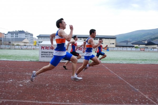 Participantes en la final de los 100 metros, con Eduardo Cruz al frente. (Foto: Luis Blanco)