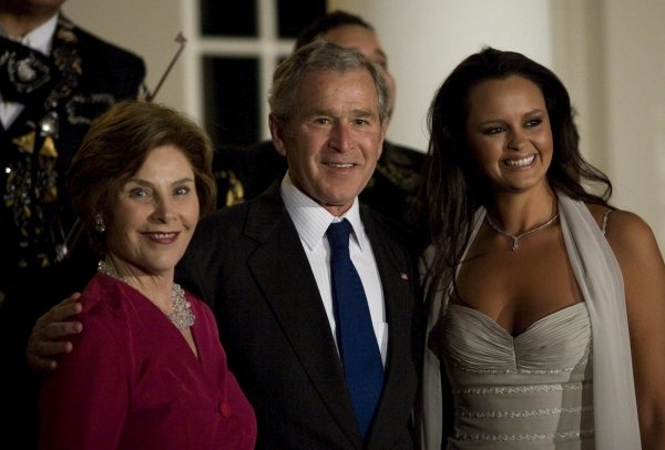 Shaila Dúrcal con George W. Bush y su esposa, Laura.