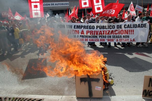 Protesta de personal de las brigadas de extinción de incendios. (Foto: Pepe Ferrín)