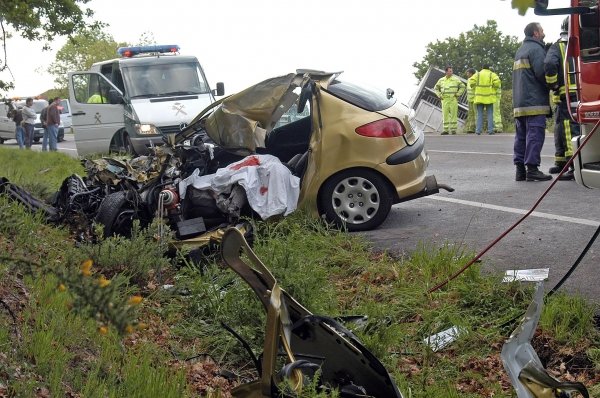 Estado del vehículo tras el accidente. (Foto: Martiño Pinal)